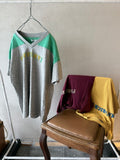 26ss_<br>MAATEE&SONS / マーティーアンドサンズ  <BR>V NECK PRINT TEE<br>【MT6103-0820】【MEN'S】